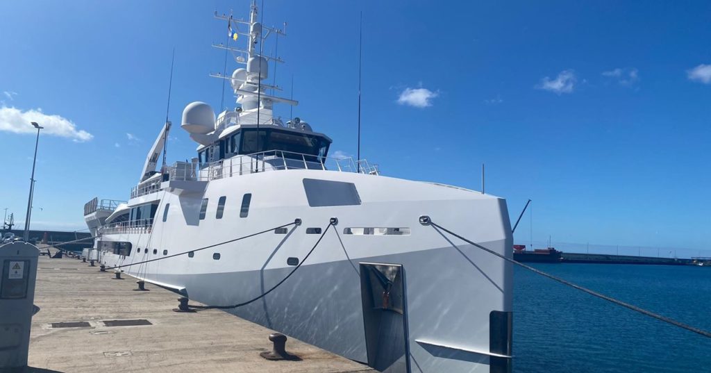 Se le define como "buque espejo", tiene helipuerto, minisubmarino y está atracado en el puerto de Santa Cruz
