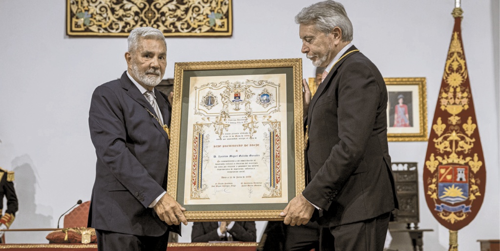 El alcalde adejero, José Miguel Rodríguez Fraga, entregó a Miguel Galindo González el pergamino que le acredita como primer Hijo Predilecto en la historia del municipio. DA