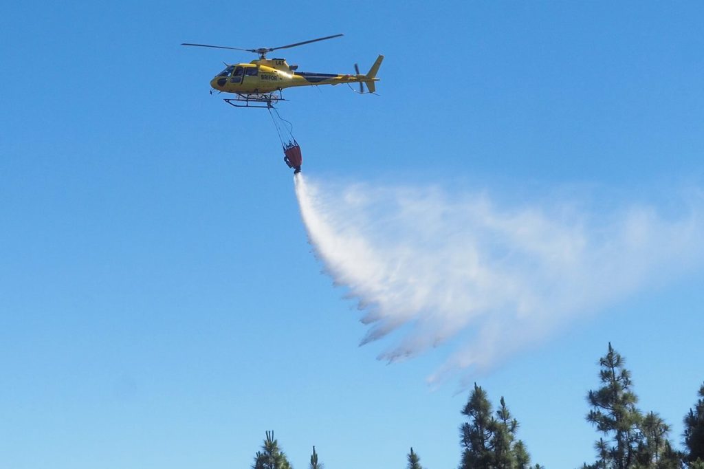 Demostración de uno de los dos helicópteros disponibles, ayer.