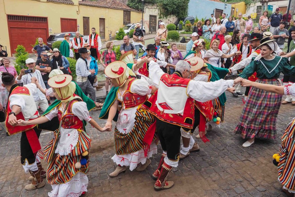 Villeros y villeras, turistas y visitantes de otros municipios de Canarias no quisieron perderse la tradicional romería de La Orotava en honor a San Isidro Labrador y Santa María de la Cabeza, una de las más bonitas que hay en el Archipiélago y que ayer puso el broche de oro a las Fiestas Patronales después de una semana de espera para su celebración. Sergio Méndez