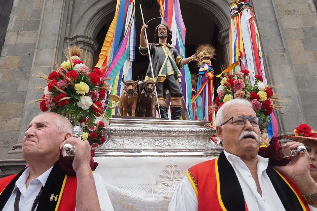 Villeros y villeras, turistas y visitantes de otros municipios de Canarias no quisieron perderse la tradicional romería de La Orotava en honor a San Isidro Labrador y Santa María de la Cabeza, una de las más bonitas que hay en el Archipiélago y que ayer puso el broche de oro a las Fiestas Patronales después de una semana de espera para su celebración. Sergio Méndez