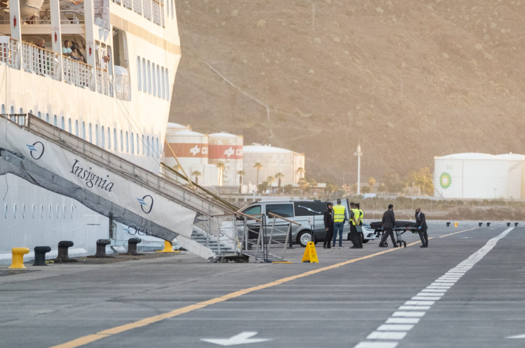 Personal de la empresa Servisa traslada a su vehículo, a primera hora de ayer, a uno de los cuatro fallecidos que portó el crucero Insignia desde el rescate con soga en alta mar. Fran Pallero
