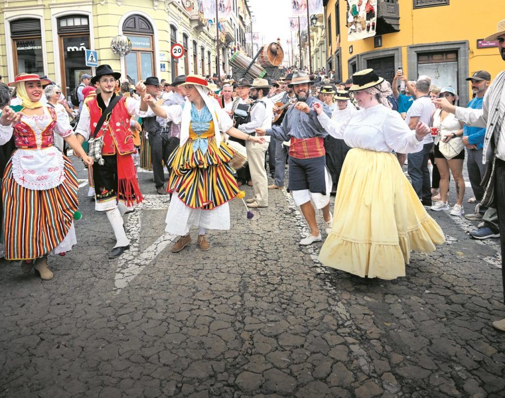 San Isidro cumple 89 años de romería en La Orotava con 30.000 magos