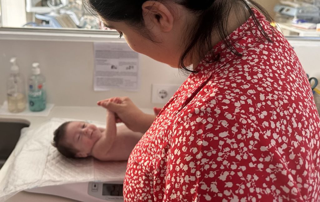 El bebé canario Dylan abandona la UCI Neonatal tras más de dos meses ingresado