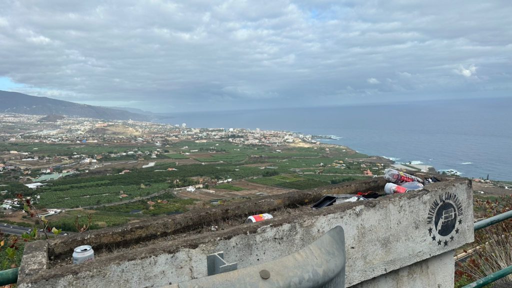 El lugar, desde donde se puede disfrutar de unas vistas maravillosas está invadido de basura de todo tipo. DA