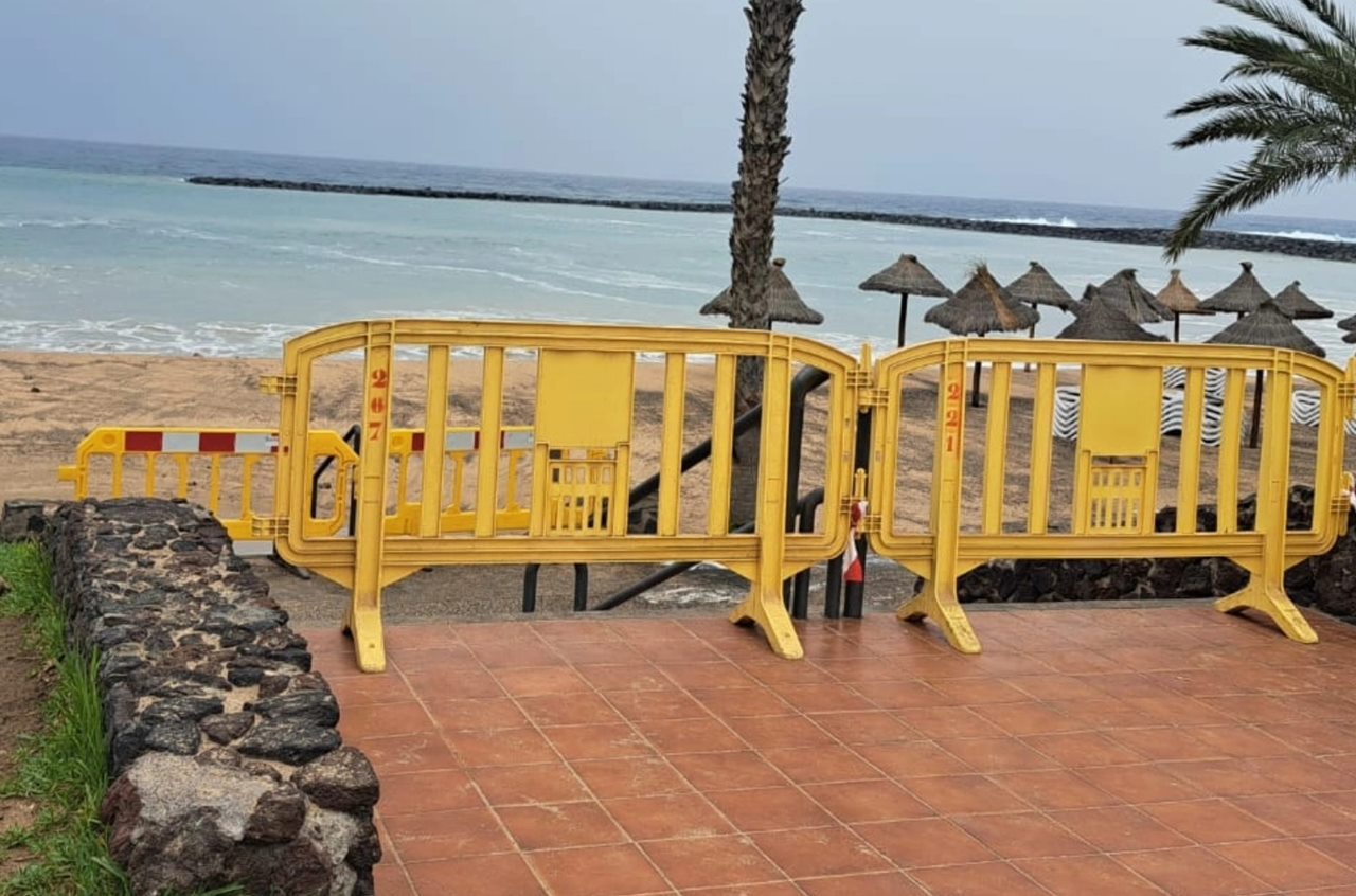 El fuerte oleaje obliga a cerrar parte de la playa de Las Vistas