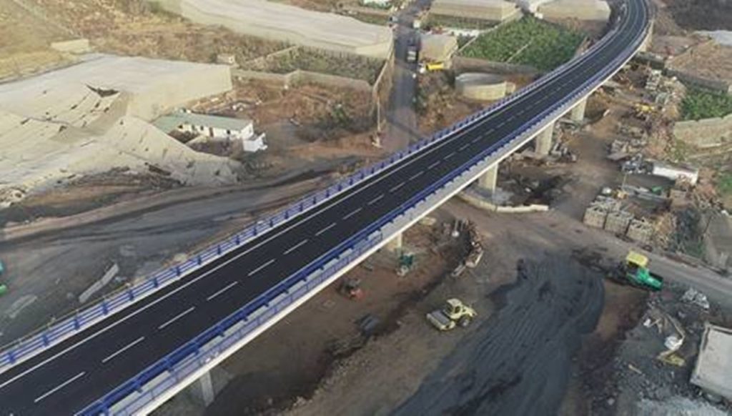 Puente destaca la obra de ingeniería de la vía costera que cruza la lava