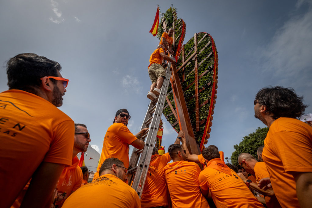Unas 8.000 personas, según la Policía Local participaron en la entrada de los corazones, una de las tradiciones más centenarias de la comarca. Fran Pallero