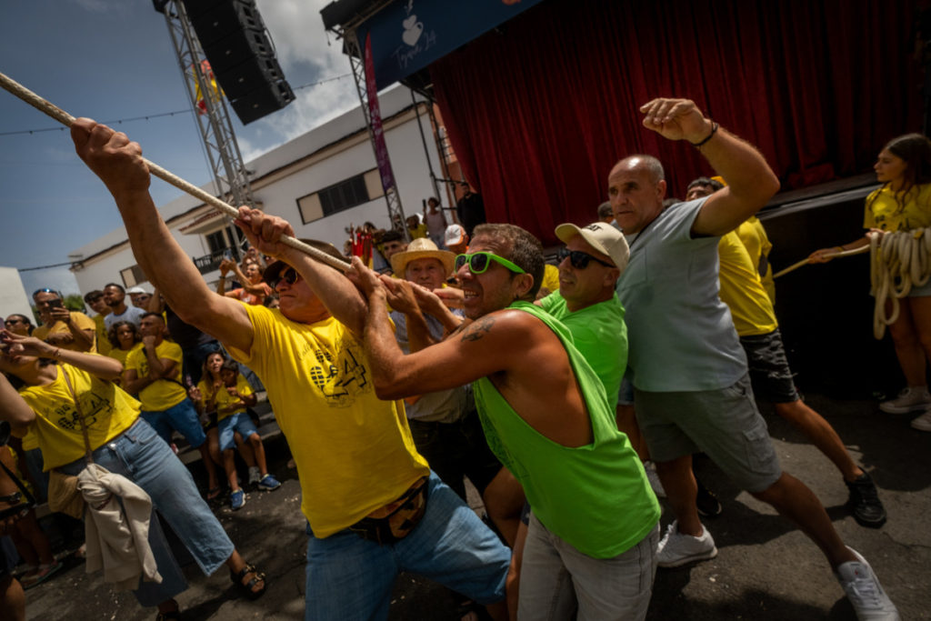 Unas 8.000 personas, según la Policía Local participaron en la entrada de los corazones, una de las tradiciones más centenarias de la comarca. Fran Pallero