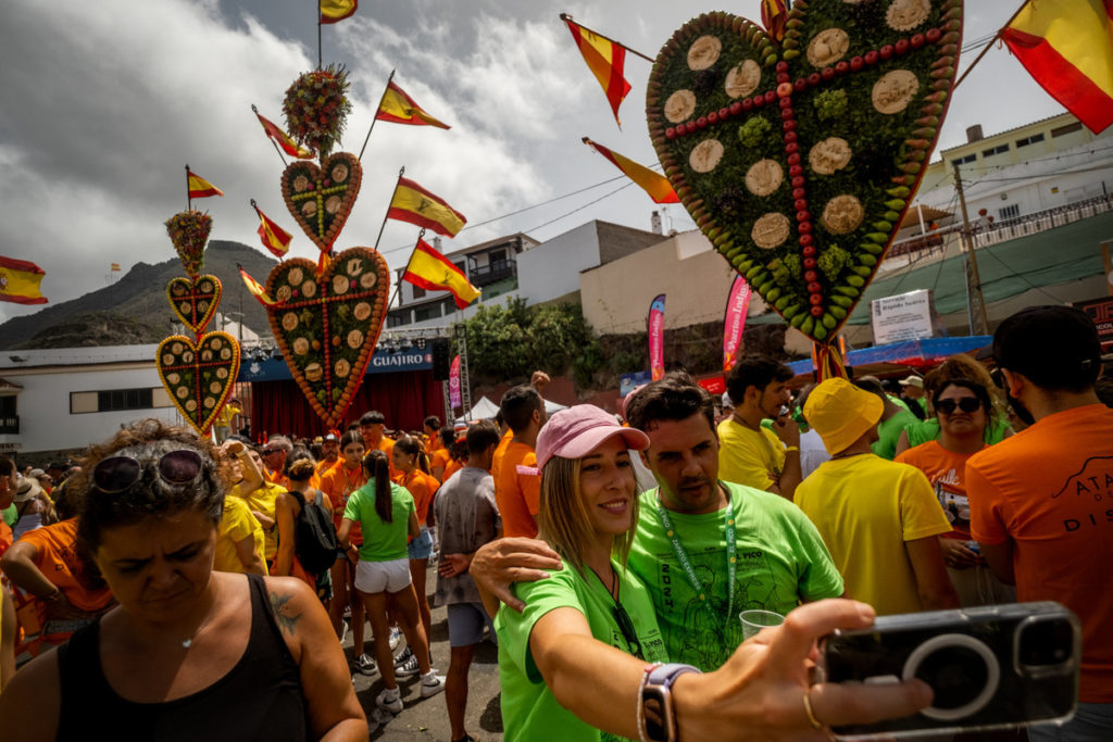 Unas 8.000 personas, según la Policía Local participaron en la entrada de los corazones, una de las tradiciones más centenarias de la comarca. Fran Pallero
