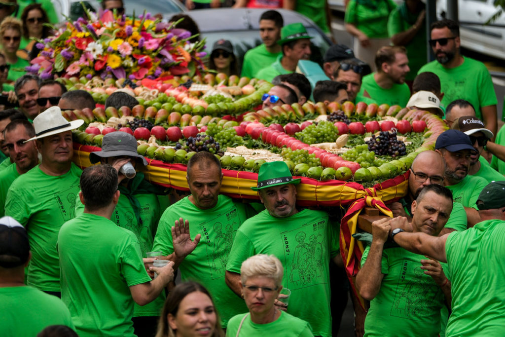 Unas 8.000 personas, según la Policía Local participaron en la entrada de los corazones, una de las tradiciones más centenarias de la comarca. Fran Pallero