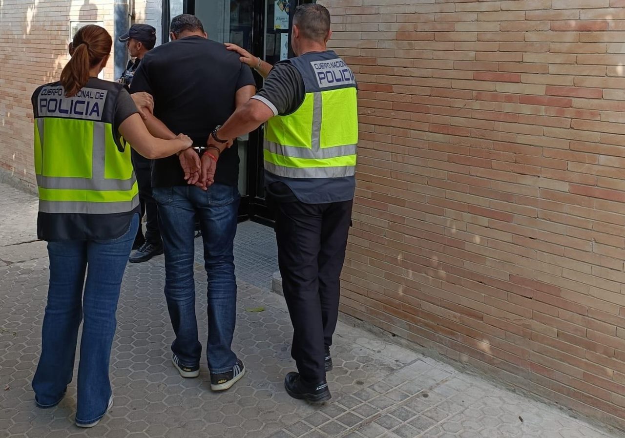 Tres personas se encuentran en prisión preventiva y una cuarta, un psicólogo, fue detenida este miércoles en Santa Cruz, pendiente de pasar a disposición judicial en los próximos días. DA