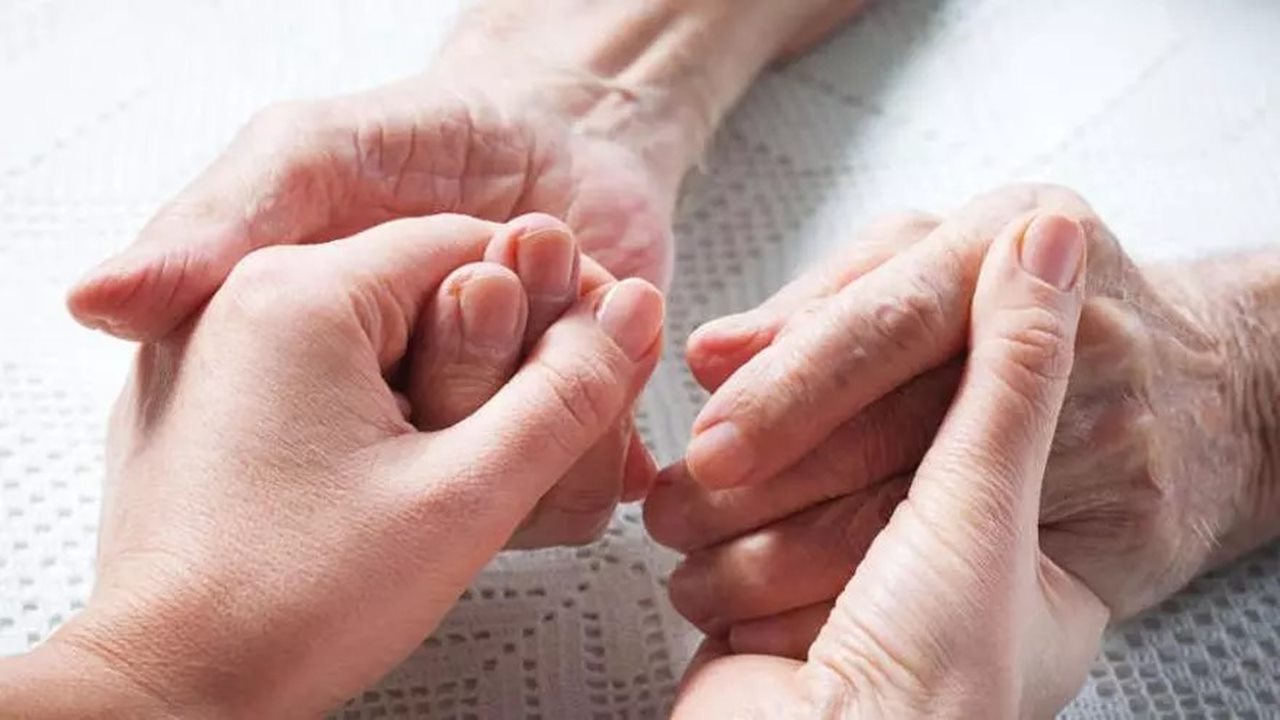 Las trabajadoras del SAD prestan cuidados en el hogar a mayores y dependientes. DA