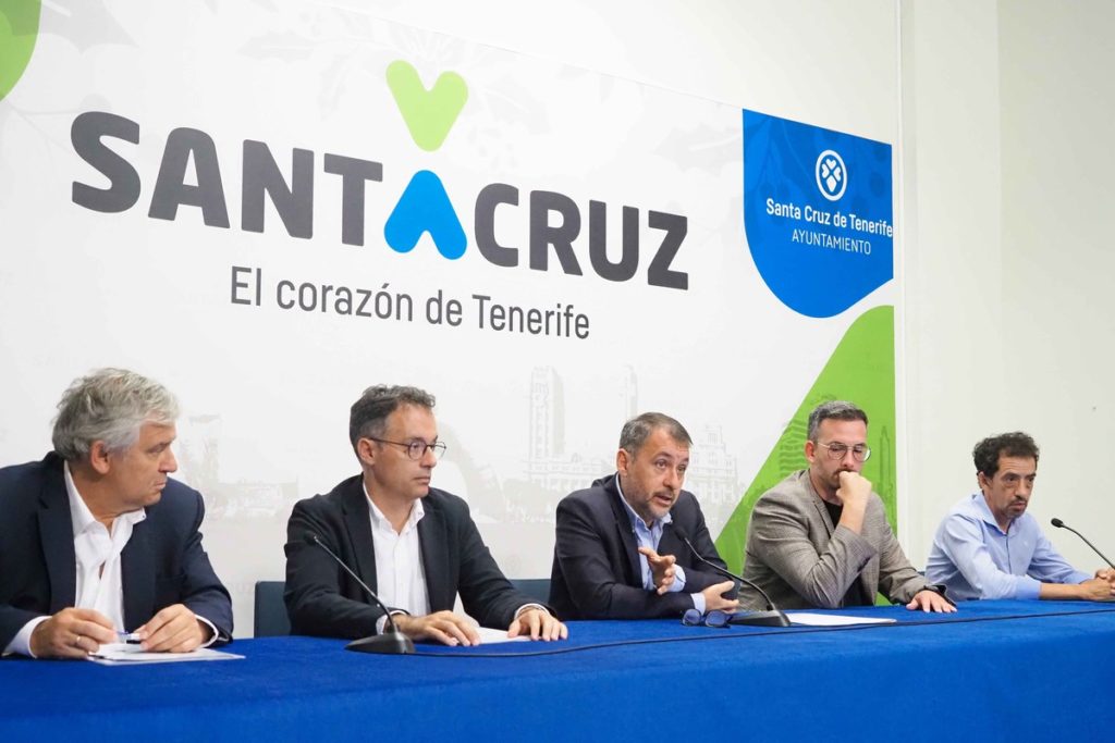 Autoridades y directiva de Emmasa, ayer en la rueda de prensa para informar sobre la situación del agua en el Suroeste. Sergio Méndez