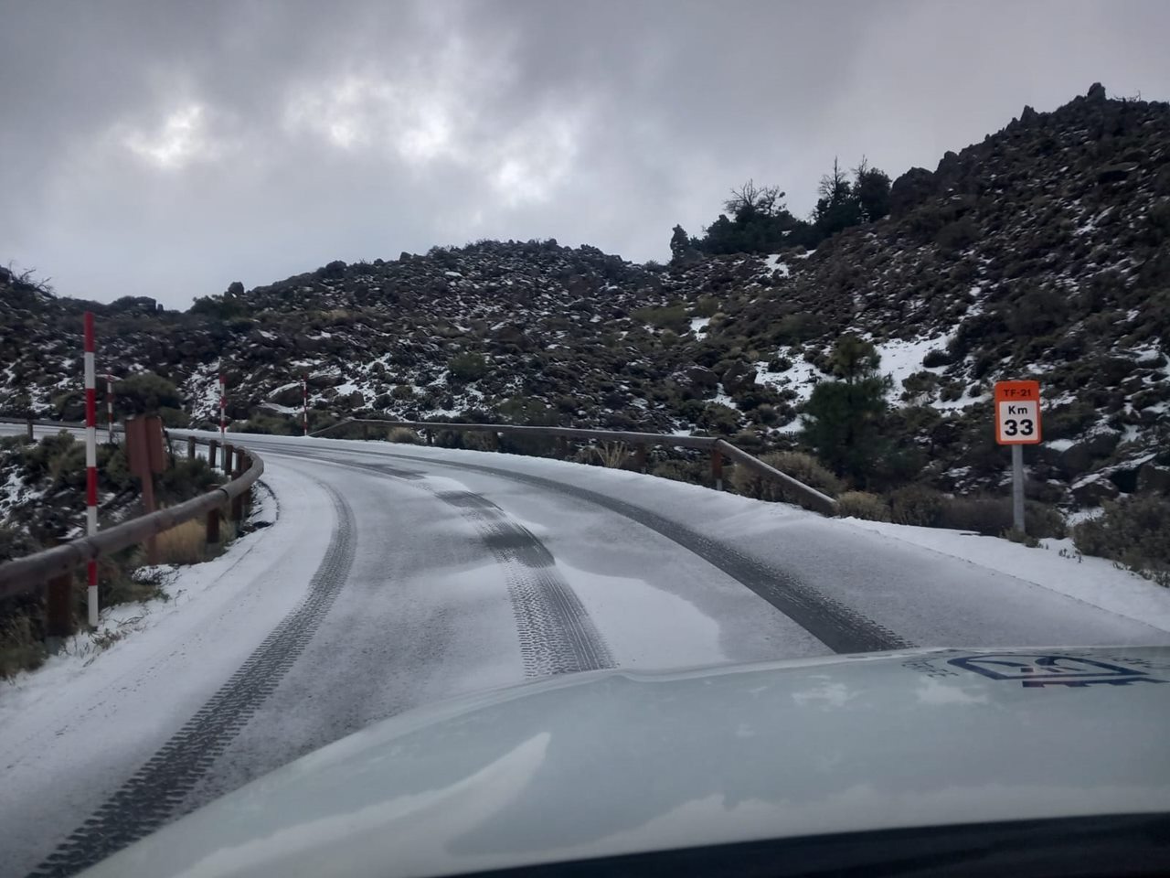 Pillan a dos coches circulando por las carreteras del Teide cerradas por la DANA en Canarias