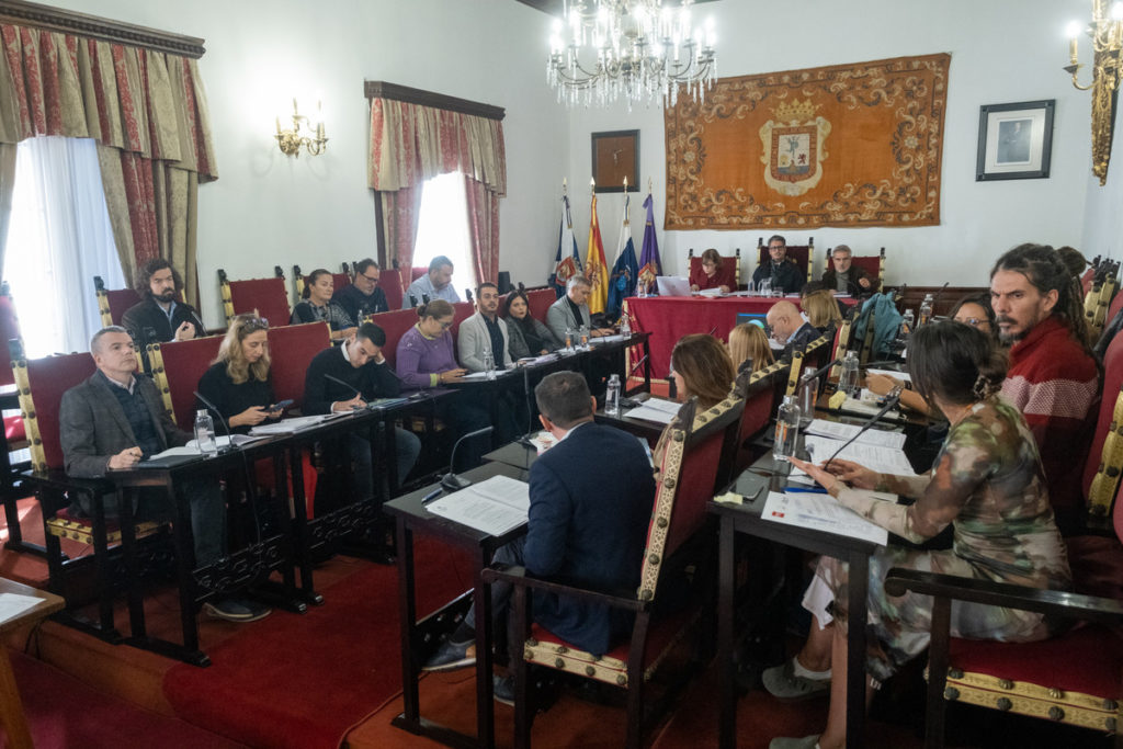 Un momento de la celebración del pleno de La Laguna, ayer. Fran Pallero