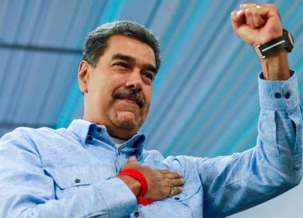 Maduro pide al Ejército aceitar "los fusiles" ante las "amenazas criminales" de los expresidentes colombianos