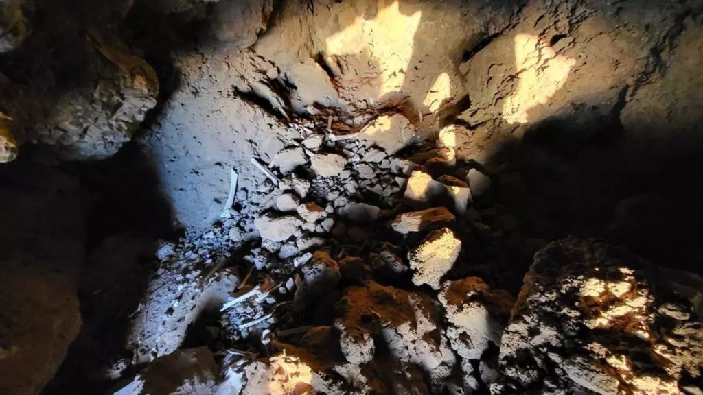 Restos aborígenes en una cueva en Tenerife denunciada por los miembros de Imastanem ante el área insular de patrimonio por los riesgos que corre.