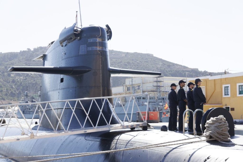 Un submarino de la Armada lanzará un torpedo contra un barco viejo en aguas canarias