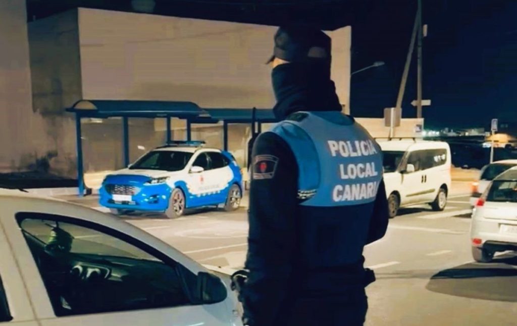 Lo paran en un control en Canarias y acaba investigado por lo que la policía descubre