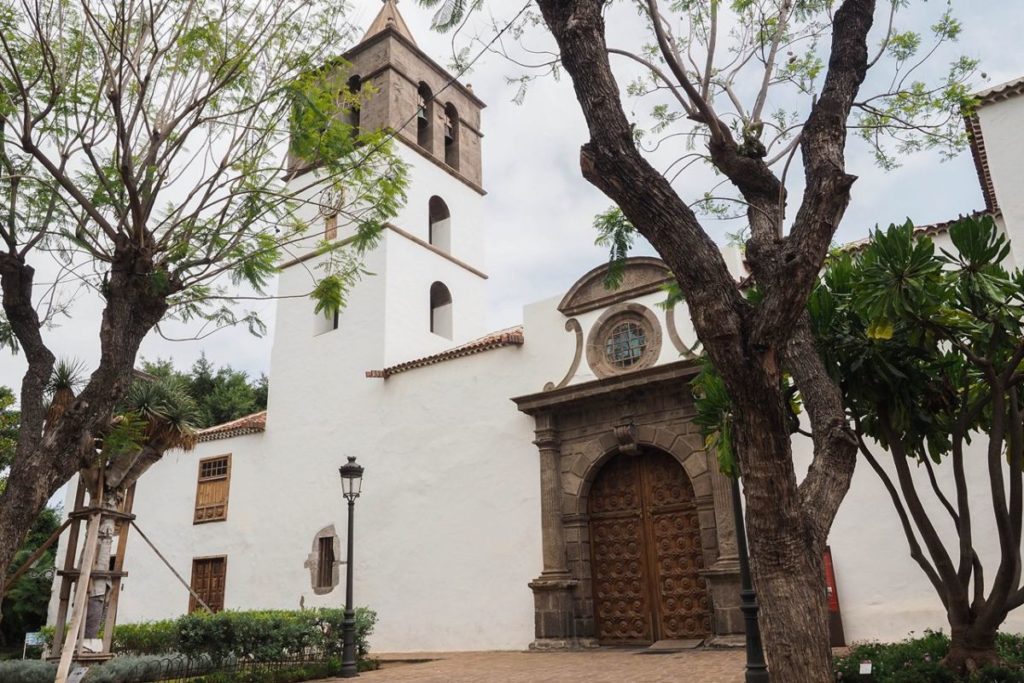 La plaza Andrés de Lorenzo Cáceres acogía hace años el mercado ambulante y los domingos feriados. DA