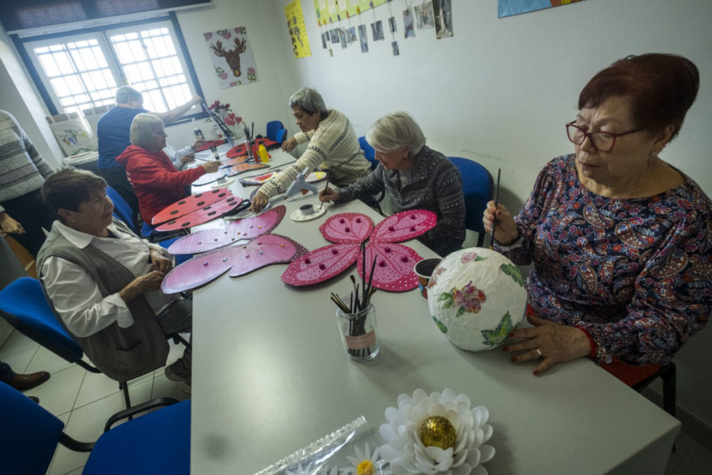 Las participantes en el taller realizan los últimos retoques de sus disfraces. Fran Pallero