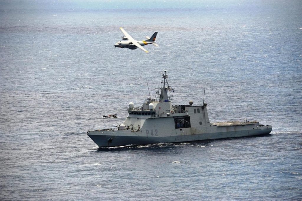 Dos barcos de la Armada realizan ejercicios en Canarias