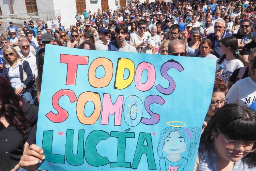Unas 2.000 personas recuerdan a Lucía y gritan contra la violencia escolar