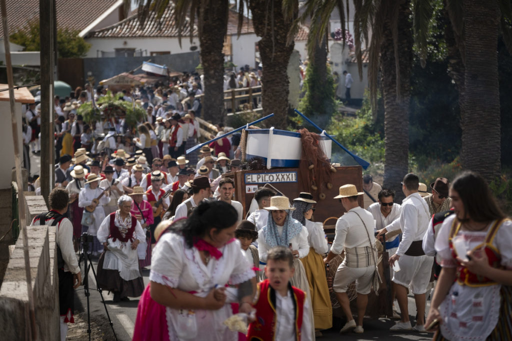Diferentes momentos de la romería de El Pico, en Tejina, con sus tradicionales carros, parrandas y agrupaciones, ayer. Fran Pallero