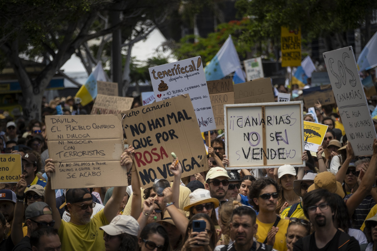 Unas 30.000 personas protestan contra el turismo masivo que devora recursos naturales y calidad de vida en Canarias