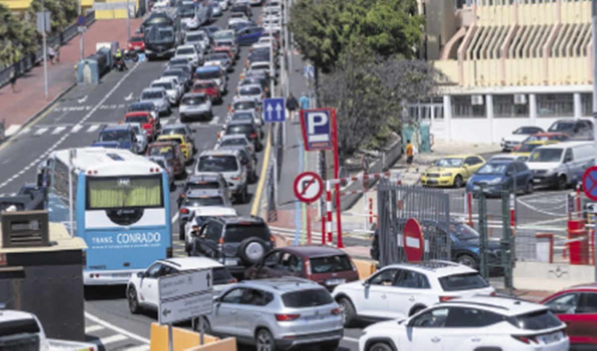 Los atascos de tráfico es una de las estampas habituales en la Isla. En la imagen, Los Cristianos. Fran Pallero