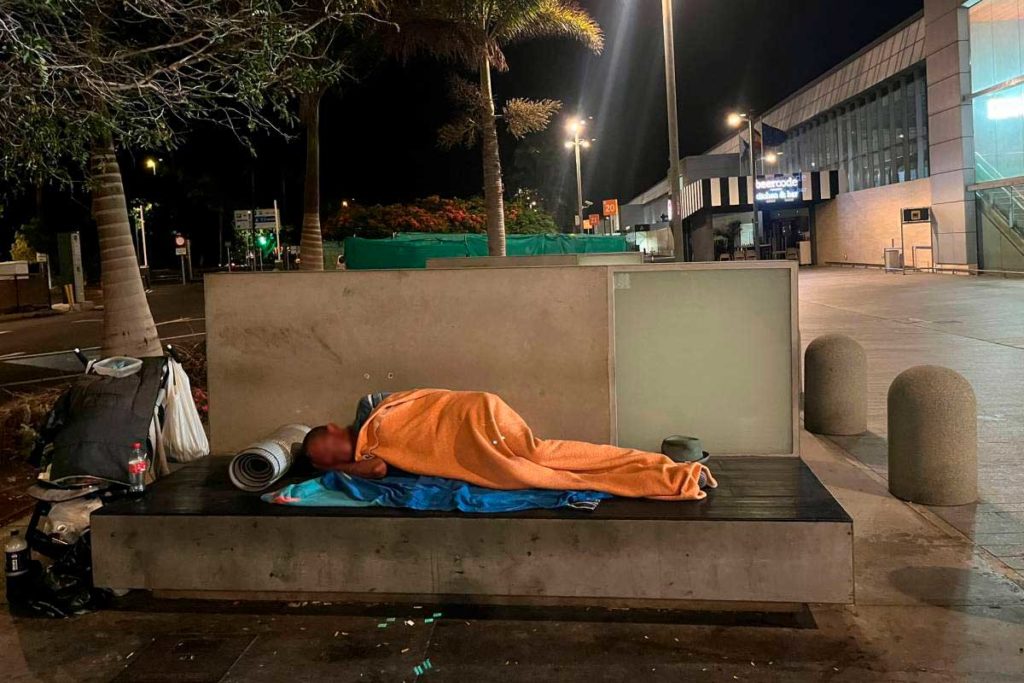 Cáritas atiende a 30 personas que ‘viven’ en el aeropuerto Tenerife Sur