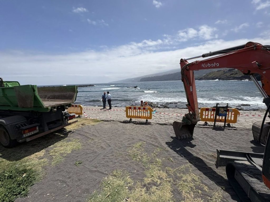 El alcalde, Leopoldo Afonso, junto al concejal de Playas, Felipe Rodríguez en la playa de Martiánez. DA