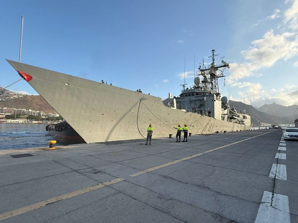 Buque de la Armada Española en el puerto de Santa Cruz de Tenerife. Puertos de Tenerife