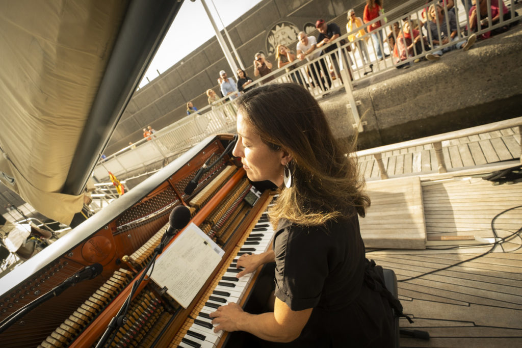 La artista francesa deleitó ayer desde la cubierta de su velero al público que acudió a escuchar sus canciones, al puerto de Garachico, donde permanecerá hasta el miércoles. Fran Pallero