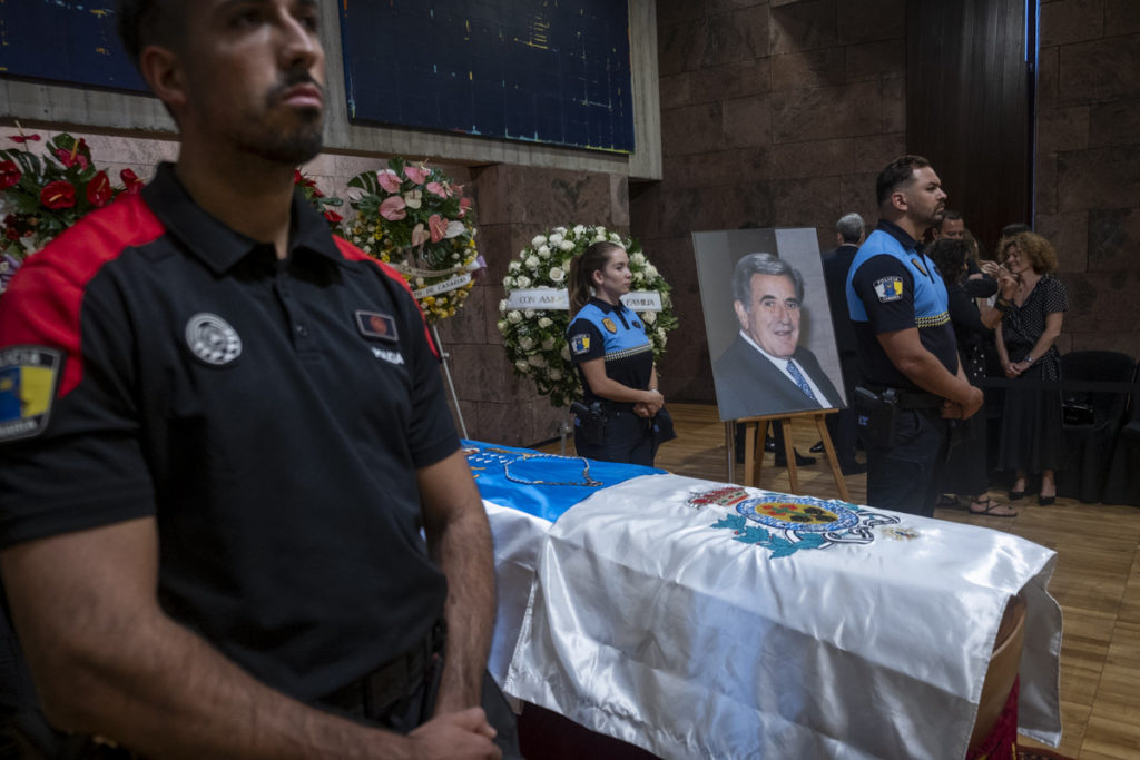 Familiares y políticos acompañaron al féretro desde Presidencia hasta la iglesia de la Concepción. 