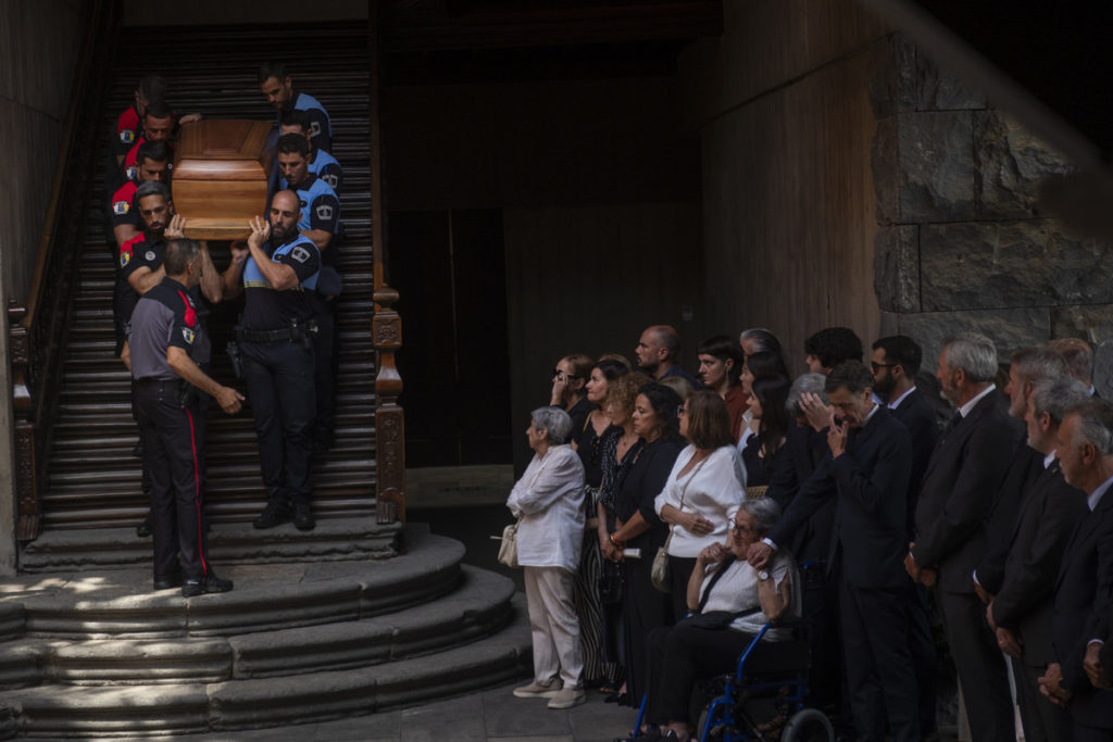 Familiares y políticos acompañaron al féretro desde Presidencia hasta la iglesia de la Concepción. Fran Pallero