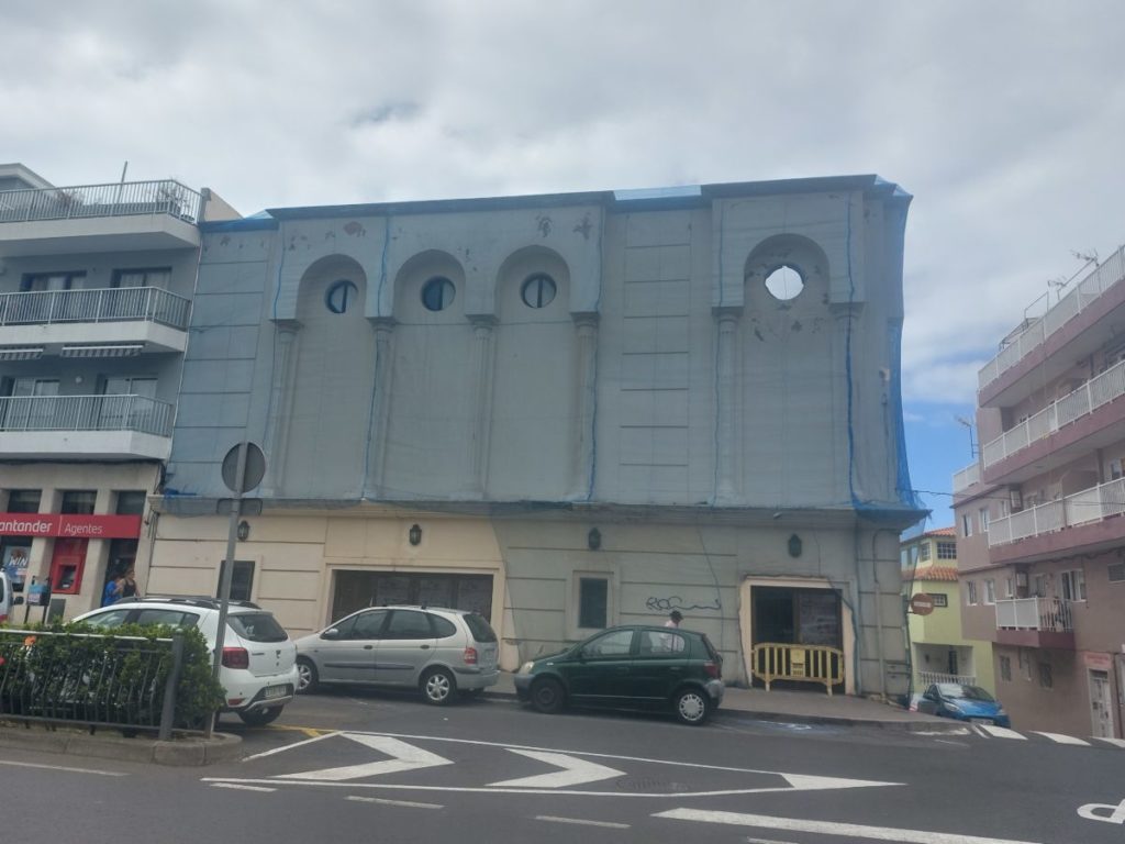 Fachada del edificio ubicado en el número 17 de la Carretera España, que albergaba el cine-teatro, cerrado de manera definitiva en el año 2016. DA