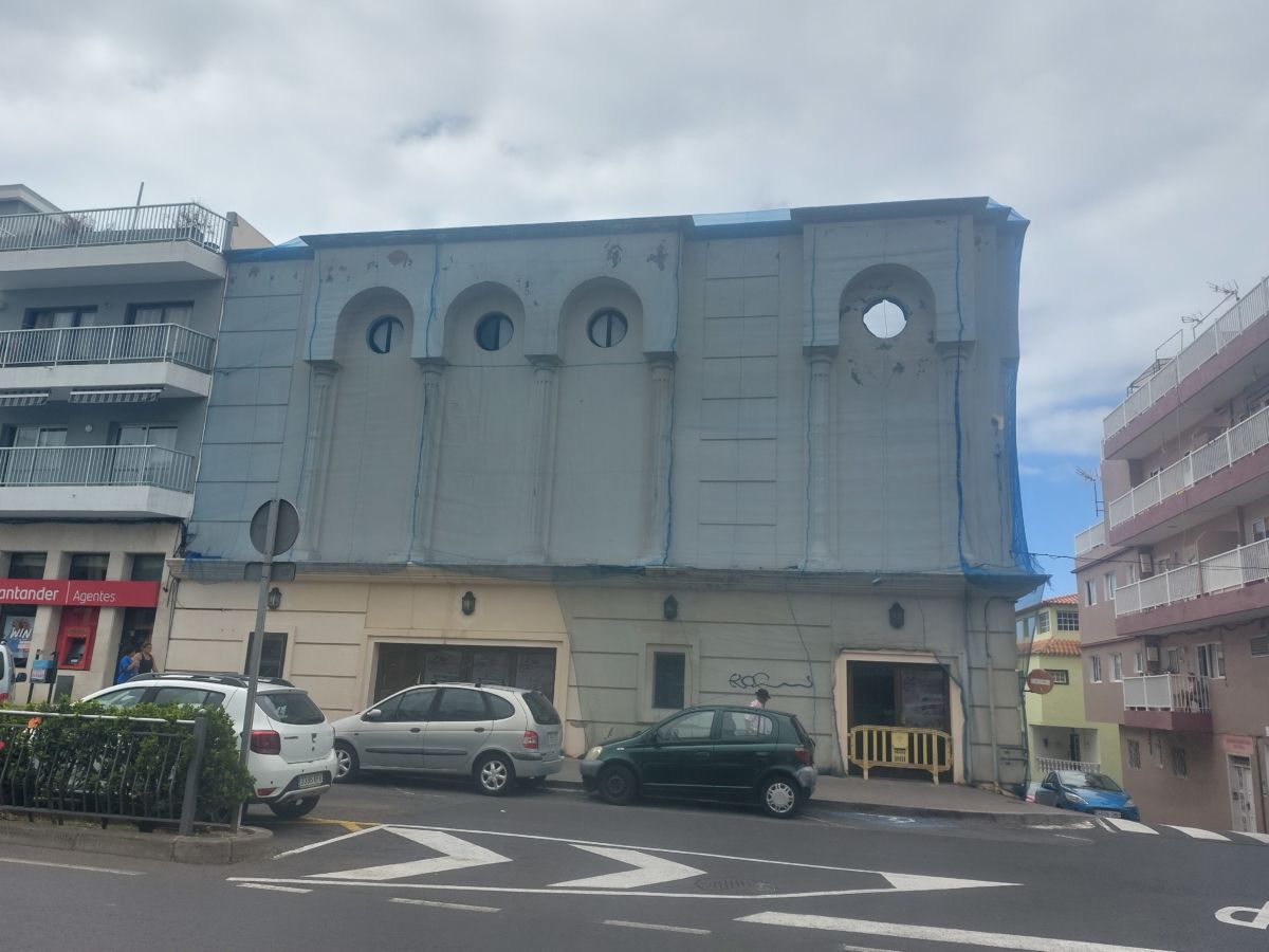 Fachada del edificio ubicado en el número 17 de la Carretera España, que albergaba el cine-teatro, cerrado de manera definitiva en el año 2016. DA