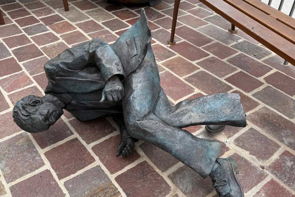 Destrozan en Vallehermoso (La Gomera) una escultura del poeta Pedro García Cabrera