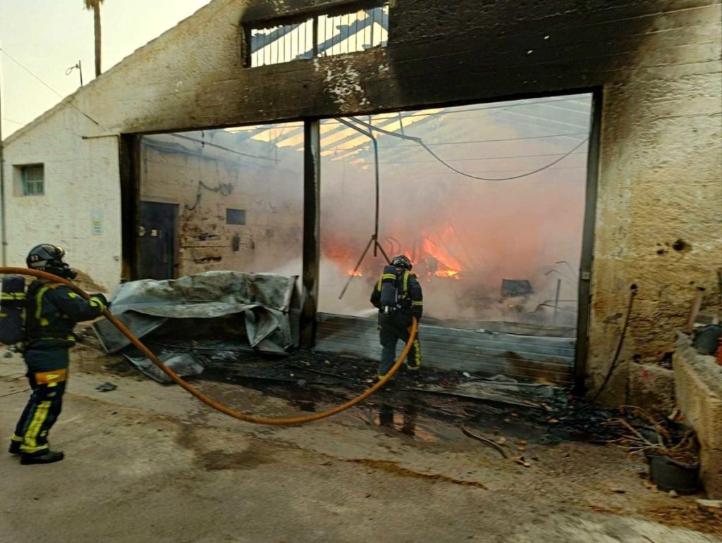 Incendio en una nave en Guaza