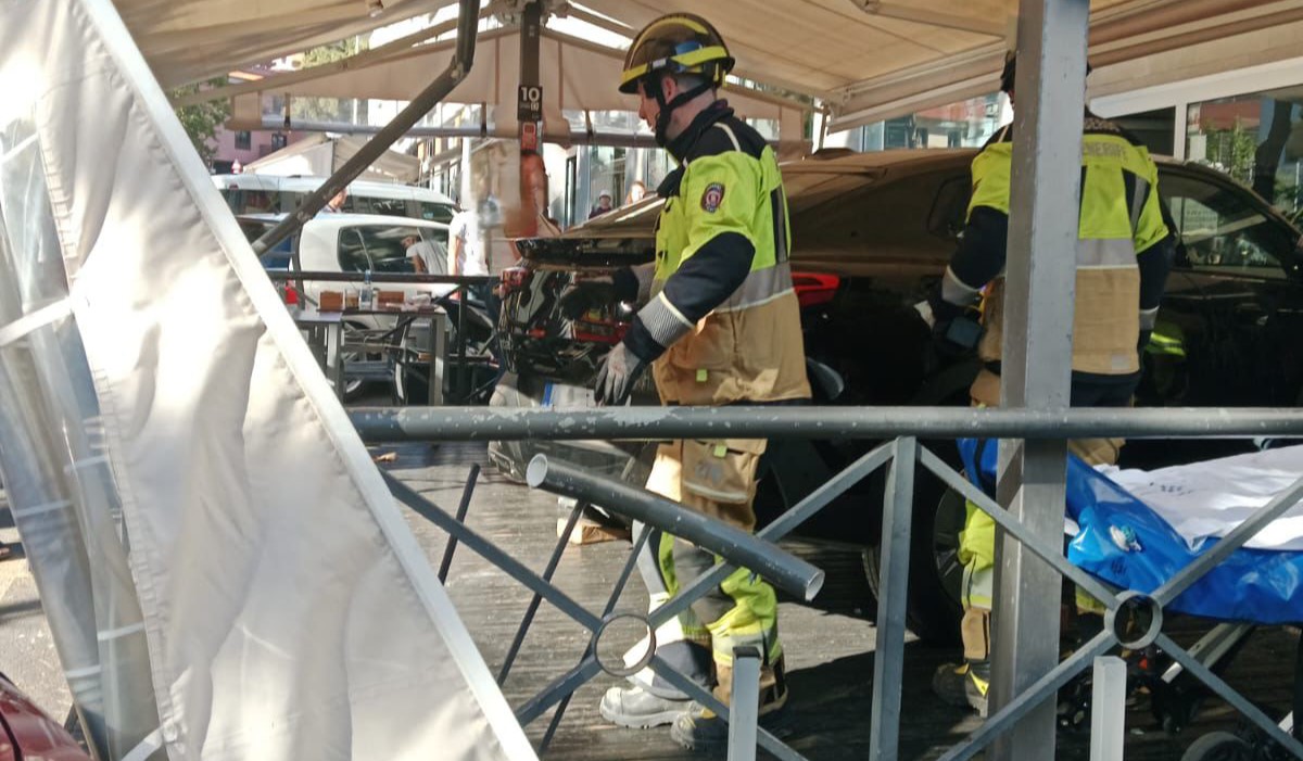 Un coche se estrella contra la terraza de un bar en el norte de Tenerife