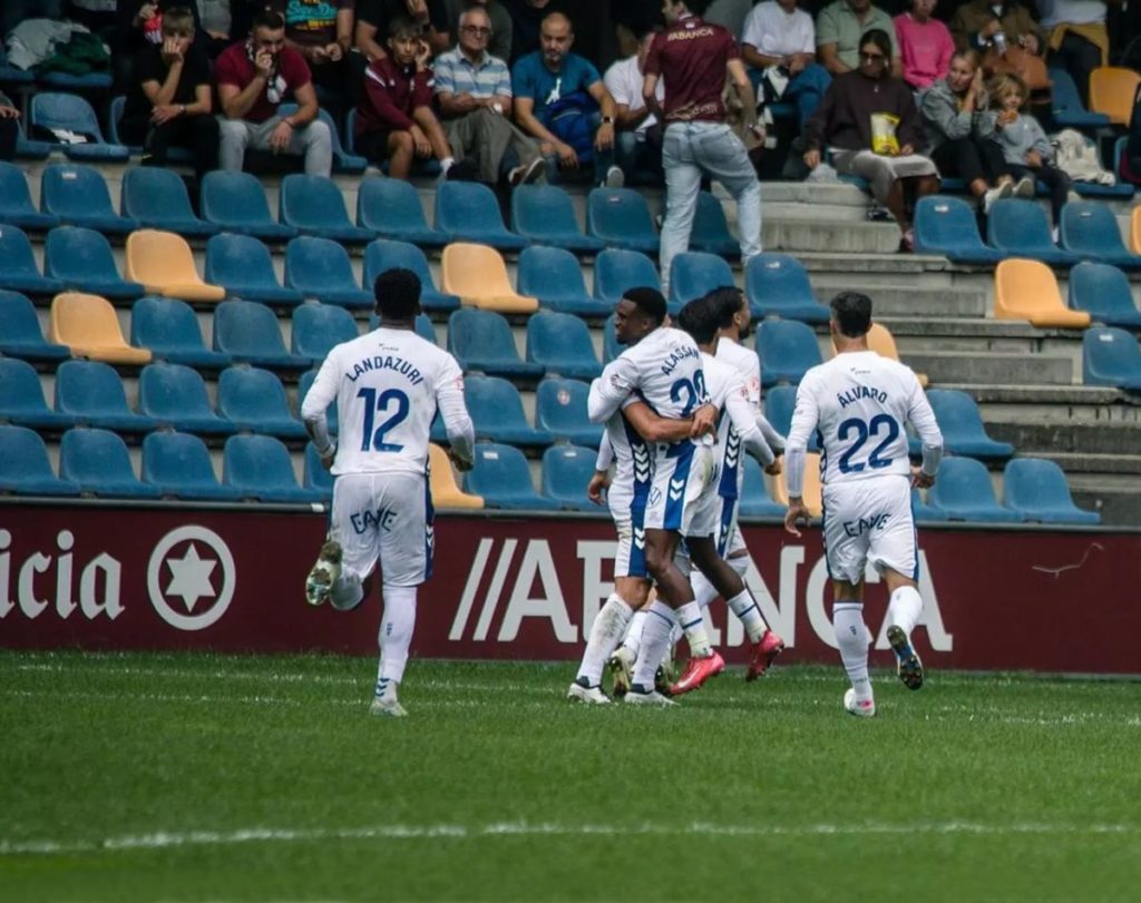 El CD Tenerife demuestra su condición de líder con victoria en Pontevedra (0-2)