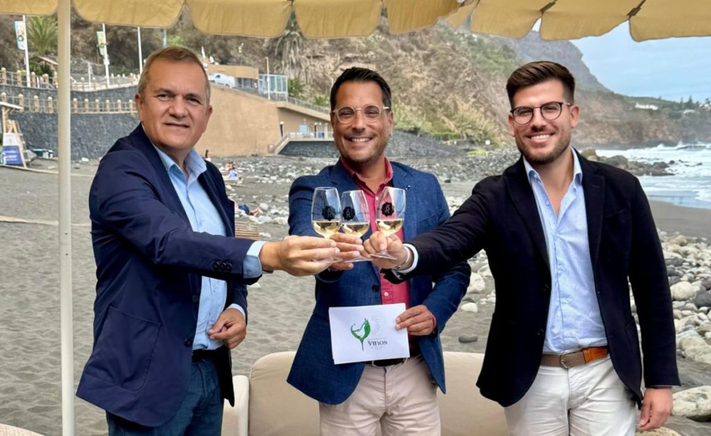 El alcalde junto a Gónzález y Cabrera en la presentación.