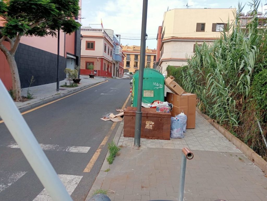 Tegueste denuncia el incremento de enseres abandonados en la vía pública
