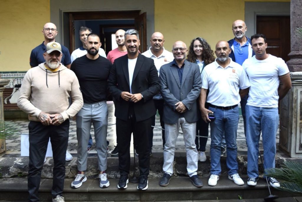 El alcalde y el concejal de Playas y Piscinas recibieron esta semana a una representación del personal. DA