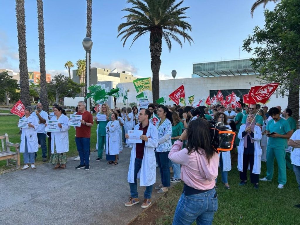Concentración de médicos ante el HUC, ayer. UGT