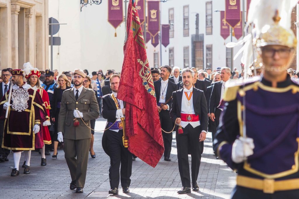 La procesión cívico militar con el Pendón Real, por la mañana.