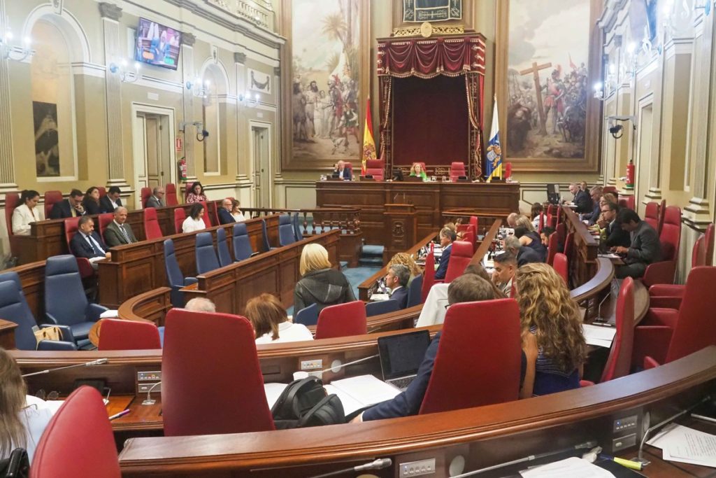 Canarias rechaza la petición de Vox de expulsar a las personas migrantes en situación irregular