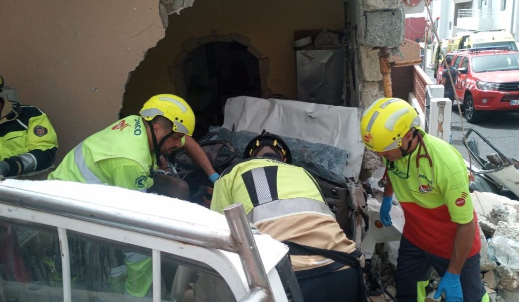 Un coche se estrella contra una vivienda en Tenerife